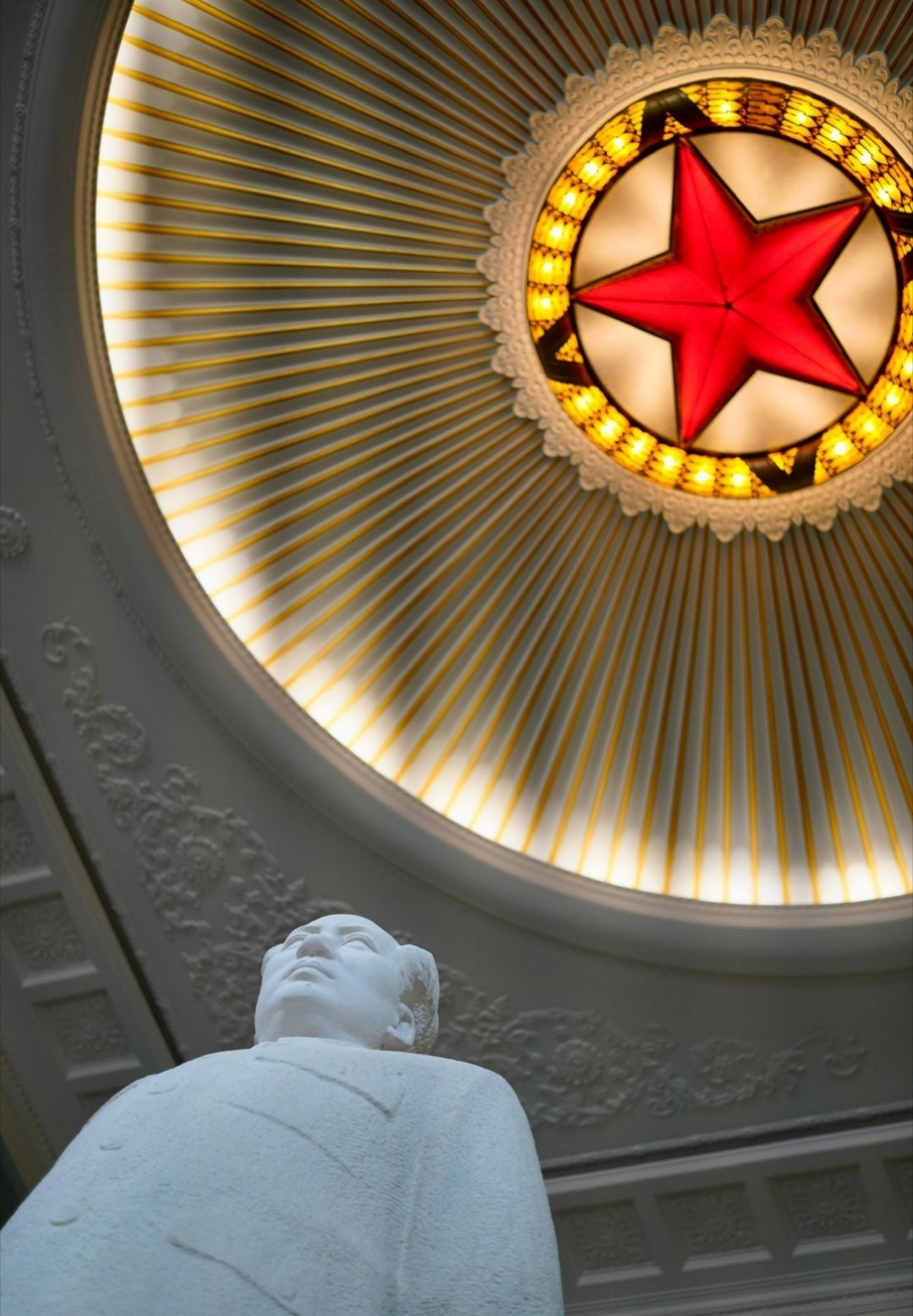 毛泽东诞辰132周年我对唐演的教员意见最大的地方，就是他太端着了。真实的教员特别