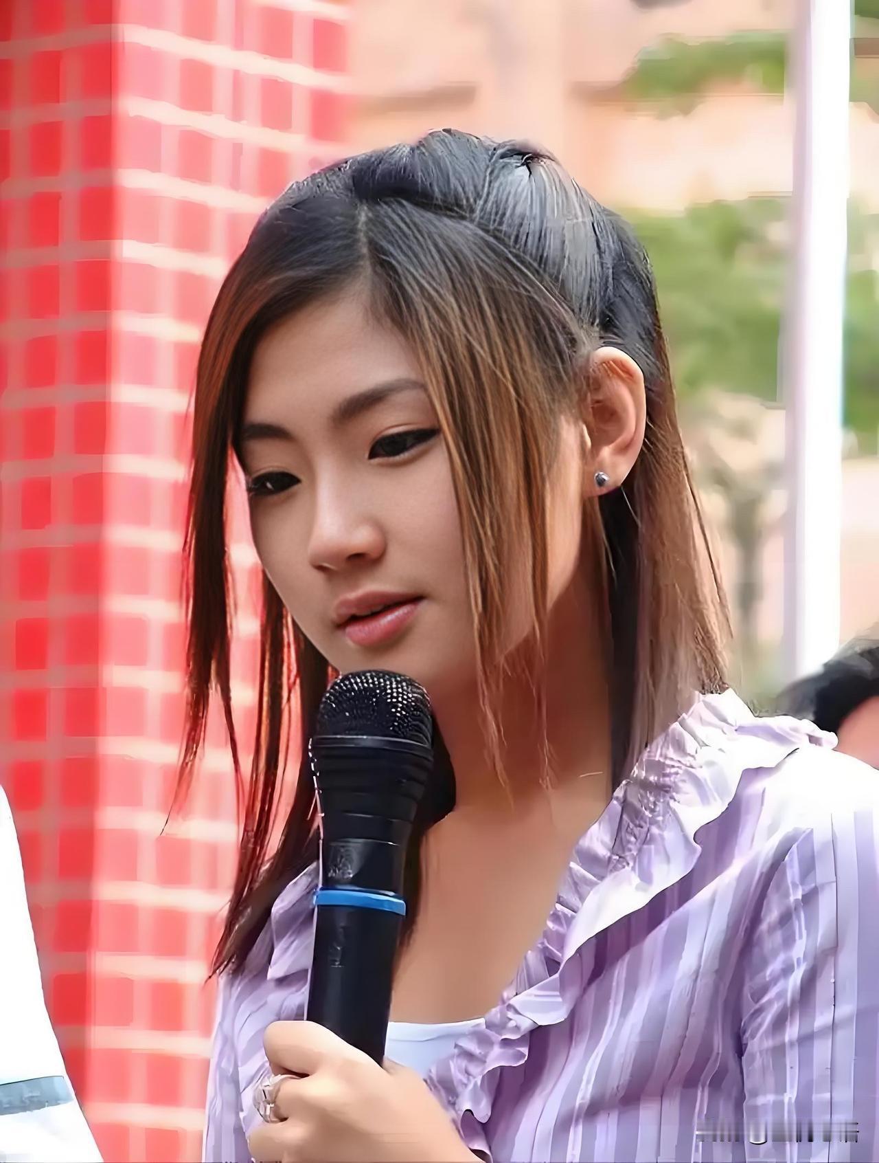 谁的童年没被SHE狠狠拿捏过啊！Selina一句“拜托，我可是公主哎”，直