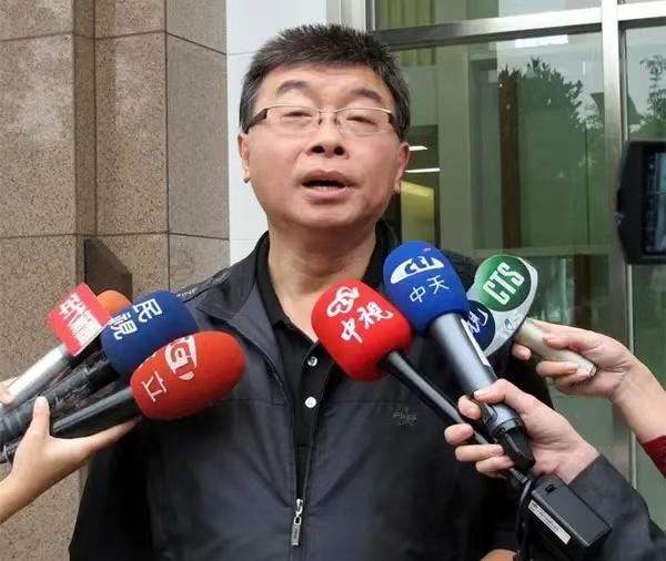 邱毅点评赖岳谦夫妻离职风波：历史重演，性质很严重。他说：今天在我从乌鲁木齐前往