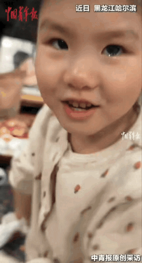 “破大防了！”外公去接孙女放学，顺手帮她整理了下书包，看见里面有个皱巴巴的纸团，