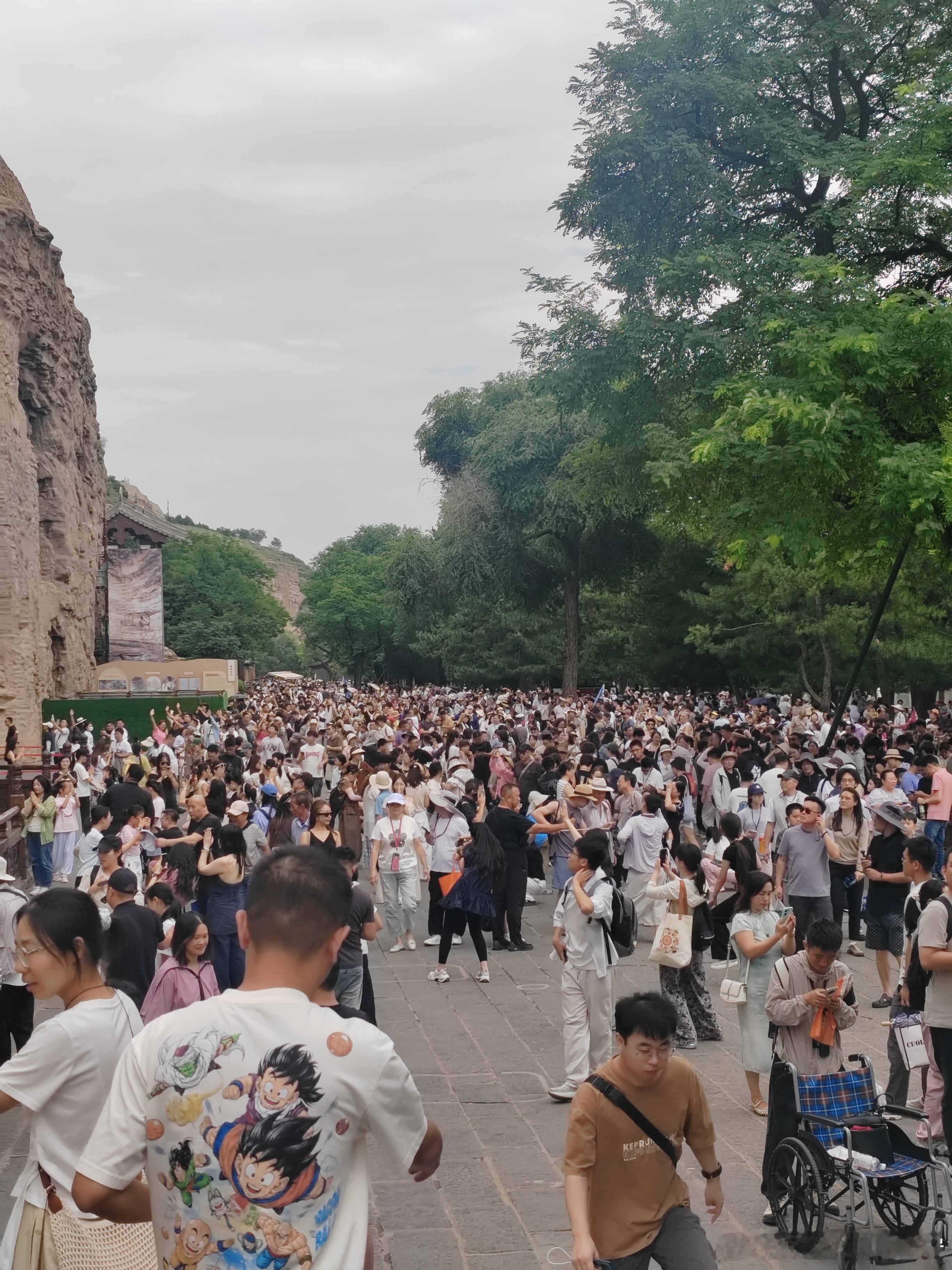 早安｜早安｜还有诗和远方早啊！来看大佛啦！云岗石窟的导游小姐姐讲解很到位，要