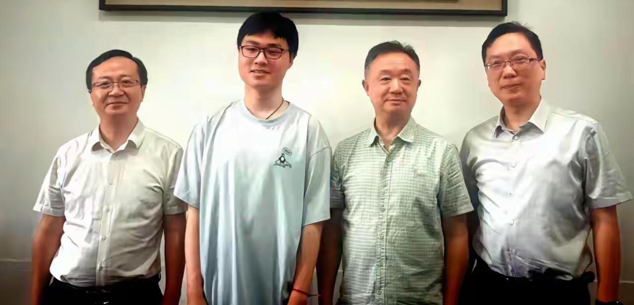 这个孩子不一般！6月25日，安徽安庆，一名男生高考查分看到自己考了703分，可他
