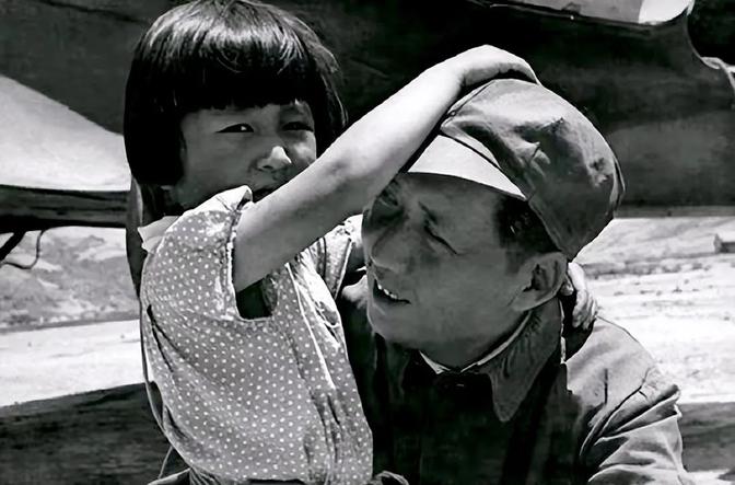 1950年，李讷上学第一天，因为在课堂上发言，被老师叫家长。谁知第二天来的竟然是