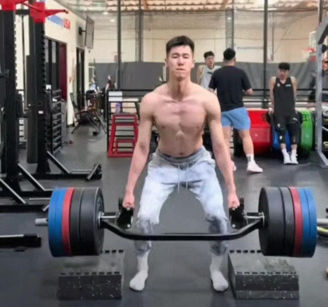 永远不要嘲笑有梦想的人。郭昊文得到了NBA的短期训练合同。得到了很多球迷的嘲笑。