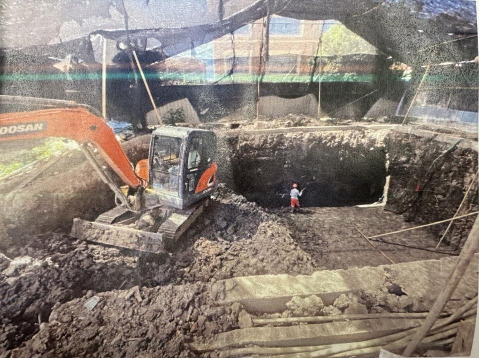 上海别墅私挖地下室酿隐患！回填已启动，城管硬核守场整改！上海浦东花木街道四