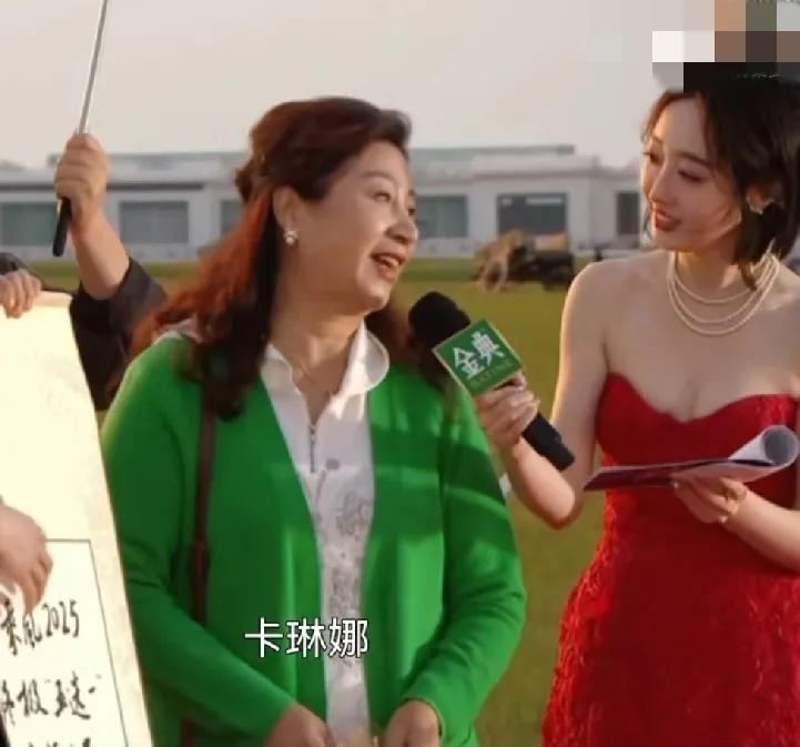 卡琳娜的婆婆到浪姐总决赛现场支持卡琳娜，主持人问她是卡琳娜的什么人时，她却面露难