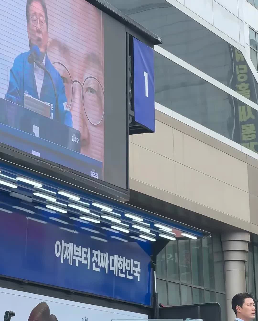 现在演讲拉票，防弹玻璃成为李在明标配。最先是在首尔使用，现在去别的地区也使用。