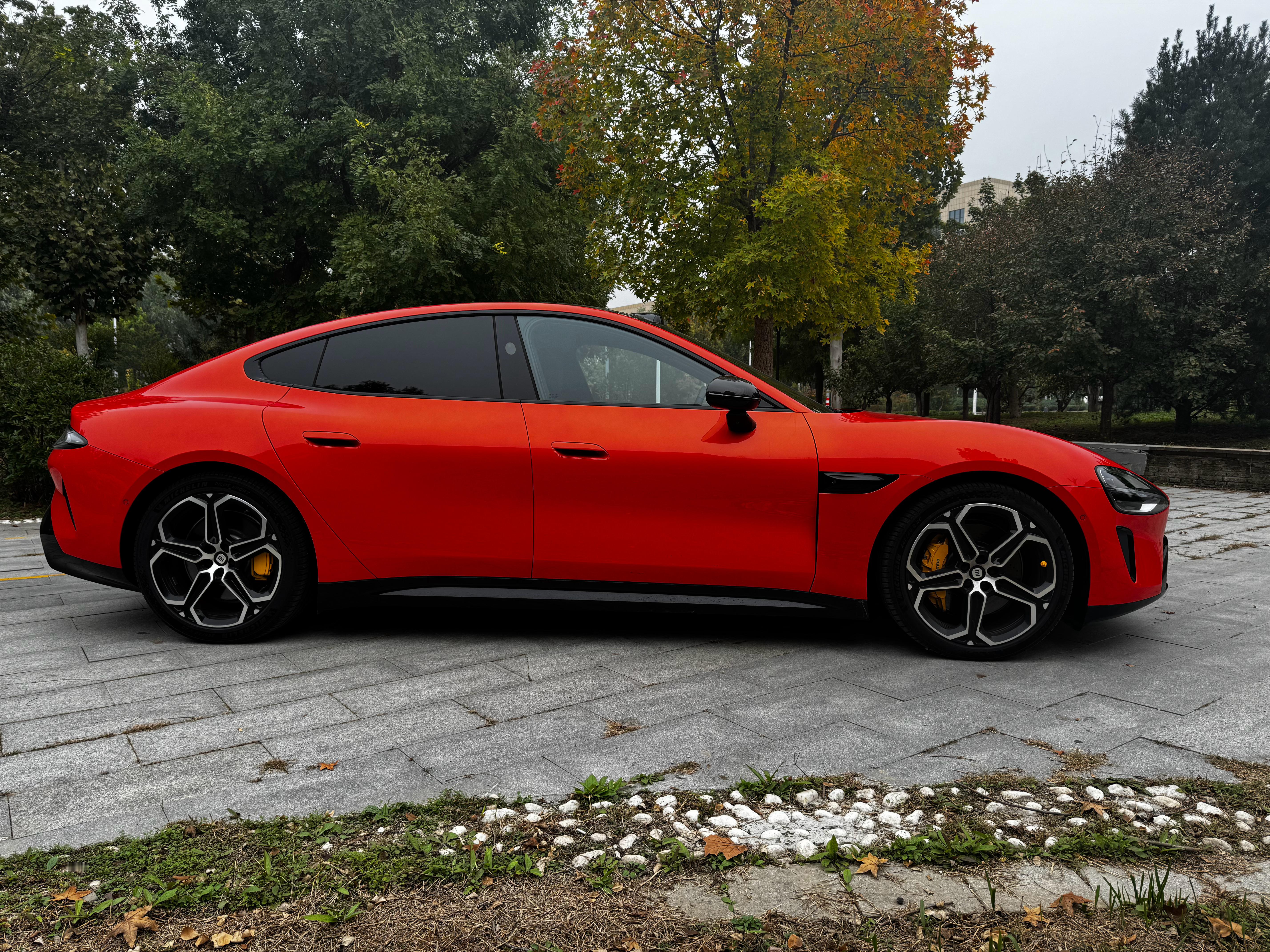 雷军确认第一代SU7停产小米SU7在4月份上新，提前做这么久的预热，雷总经常搞