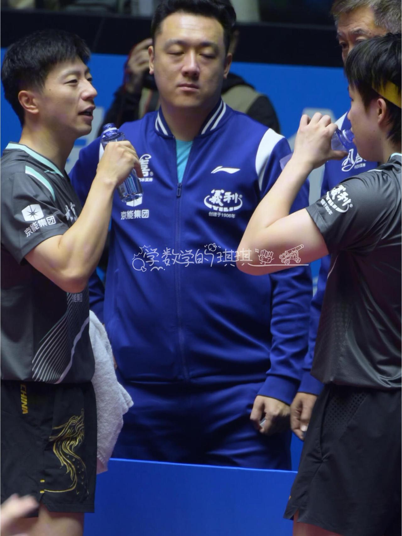 男双和谁打怎么可能都一样，龙队今天都有笑脸了，和昨天的表情一点不一样！龙哥跟大