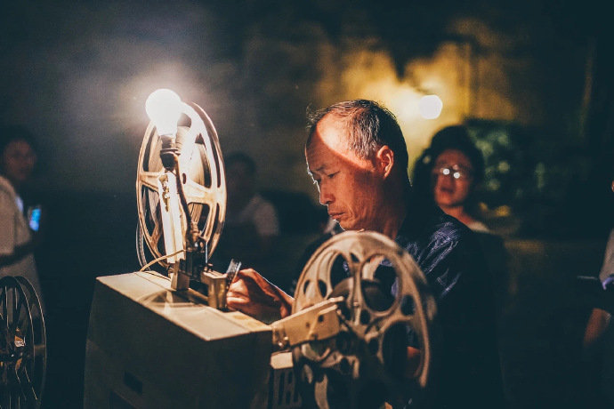 乌镇，如烟的廊桥，飘扬的垂柳，小酒馆的悠扬音乐......仿佛有一种魔力，总让人