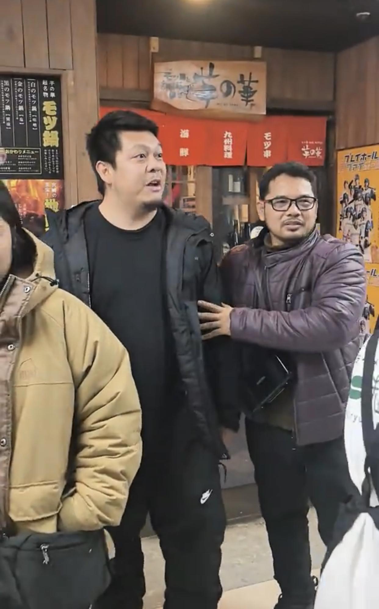 有过年到日本旅游的中国网友发视频称，她们去日本札幌游玩时，遭遇到一名男子的各种挑