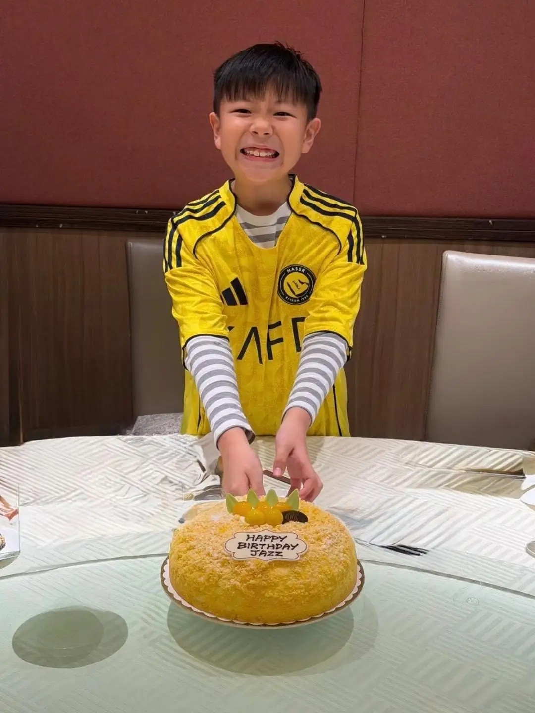 59岁苏永康和老婆一起为儿子庆祝生日，一家人到餐厅吃饭，看起来好幸福！儿子的长相