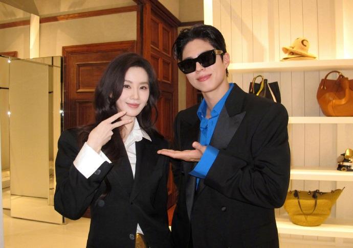 今天刘诗诗在出席时尚活动的时候走经典的黑白搭配风格，看上去很有气质。刘诗诗里