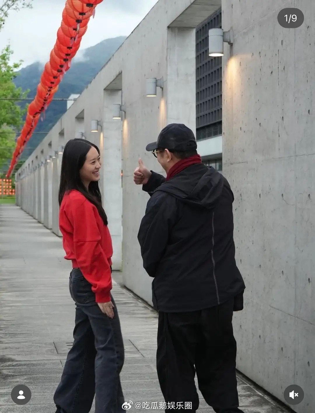 李连杰现身台北佛寺参拜，一身黑衣手上串佛珠，与女儿听方丈弘法！