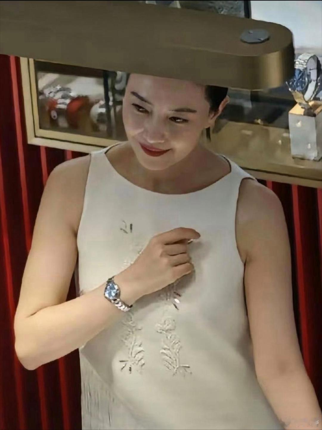 这是国名女神高圆圆么？变样了怎么一脸富态，差点没认出来了…