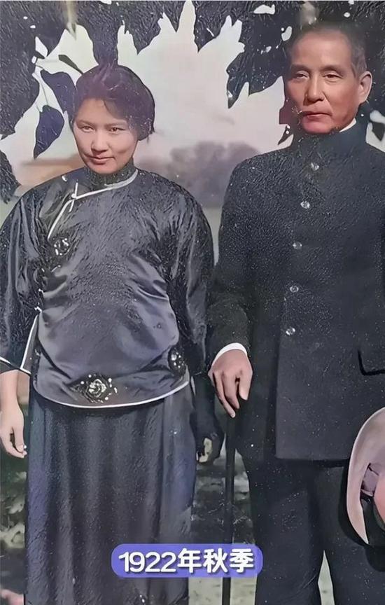 1922年，孙中山先生与妻子宋庆龄的合影照片，两人并肩而立，目光柔和坚定，8年前