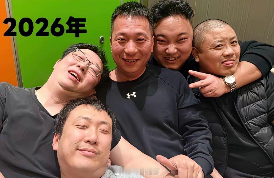 从大学到中年的友谊，一起变老，一起头发变少。