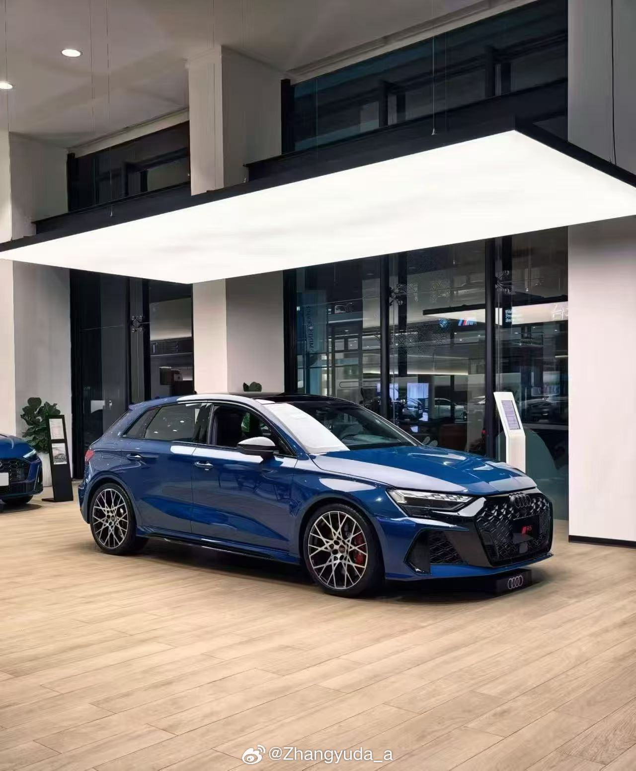 最新一代的奥迪RS3Sportback要准备限量引进了首批48台，现在下定约9