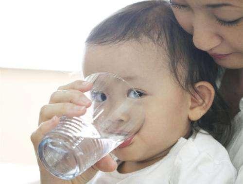 婆婆总让6个月的孩子喝水怕他渴 老公怒斥这些东西一岁以下孩子都不要碰包括水都不能多喝
