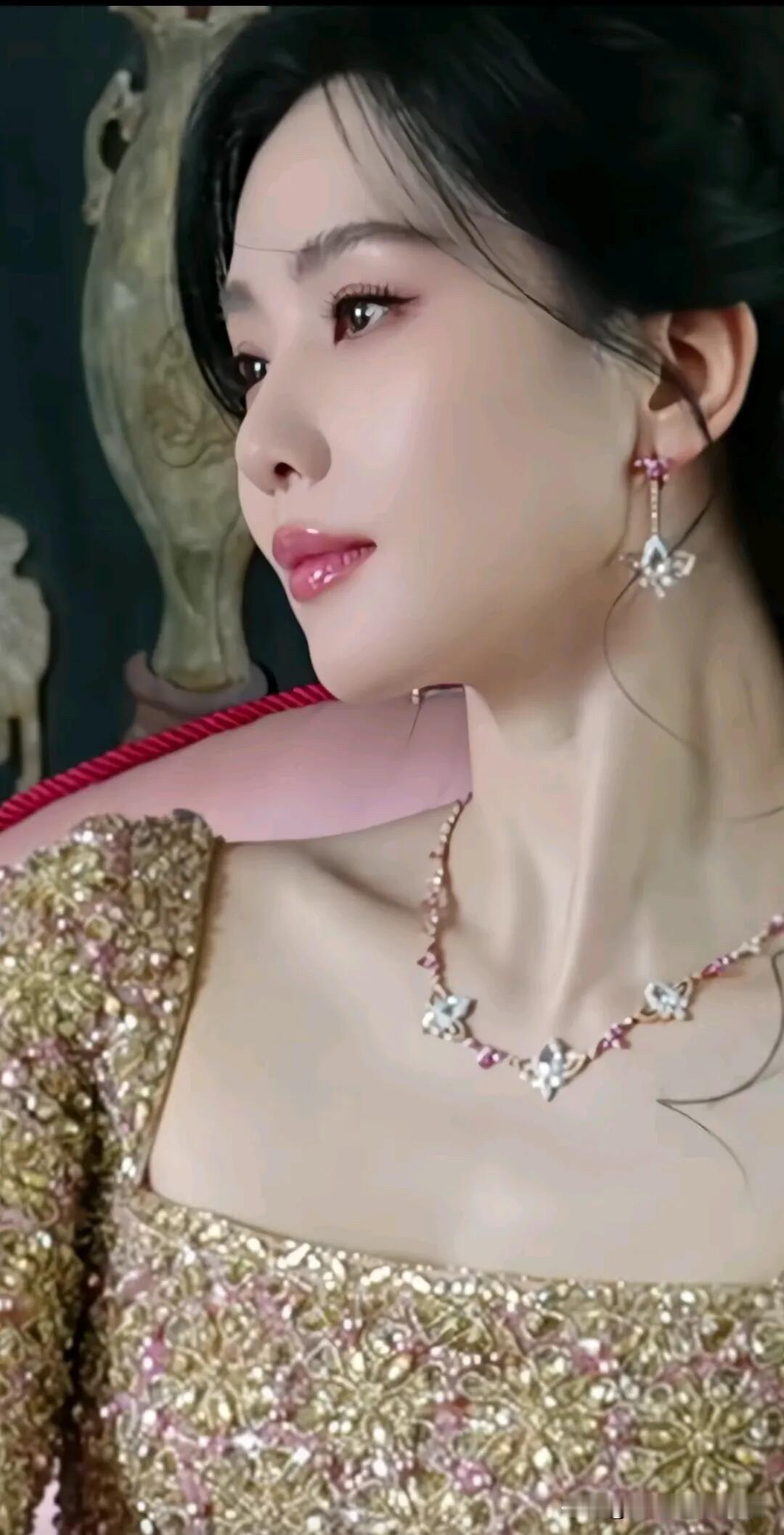 我觉得她的体态是真好，不愧是跳过舞蹈的，这气质是很多80后女明星所没有的，比杨幂