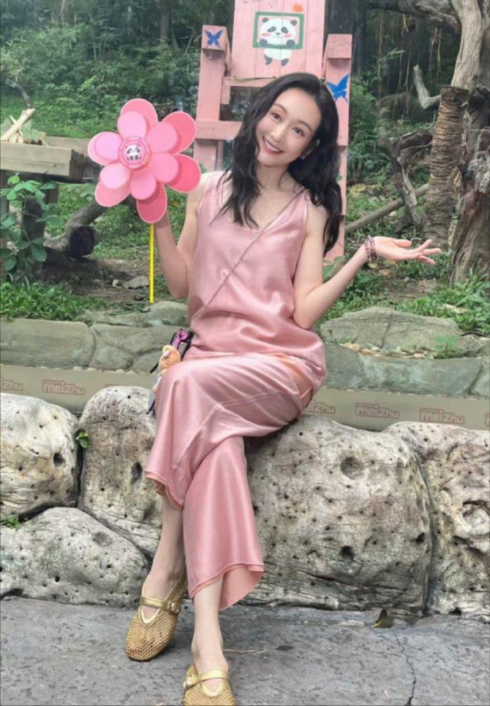 今天王鸥现身广州，她这回穿了一身粉色的衣服，像个温柔迷人的少女。王鸥上身搭配