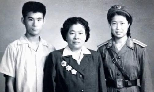 1933年，“许和尚”许世友听说部队有一位武艺高强的女战士，于是便想要切磋一番，