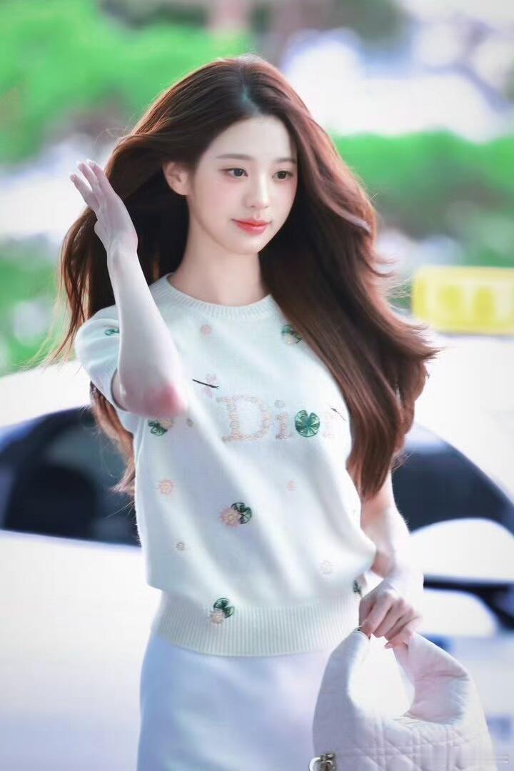 看来Dior也喜欢美女，主推款给了迪丽热巴和张元英。目前还没title的张元英待