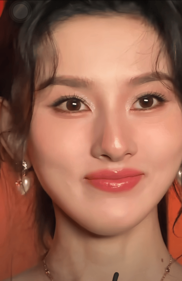 宋祖儿这是在做什么蠢事她该不会真把差评听进去了吧？之前就听见有人老是嫌弃她嘴