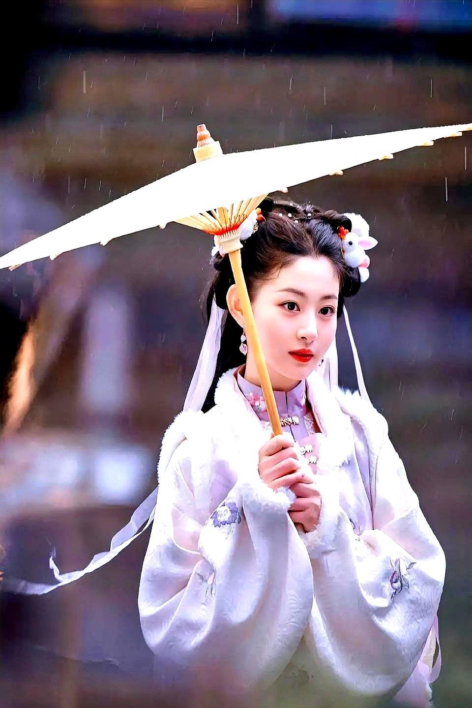 被传插足许凯恋情的赵晴，现在反而成了欢娱力捧的头部新人。去年8月许凯前女友