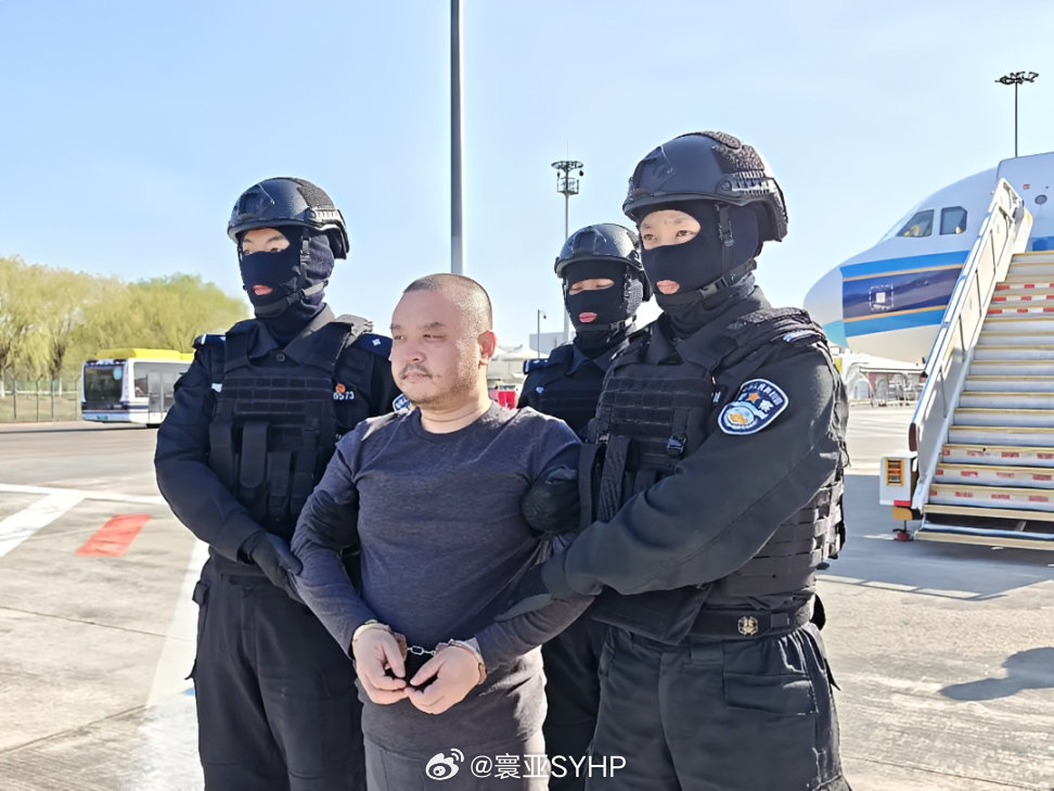 李雄被押解回国李雄被遣返震动柬埔寨灰产资金链记者Miles：4月1日，曾任汇旺支