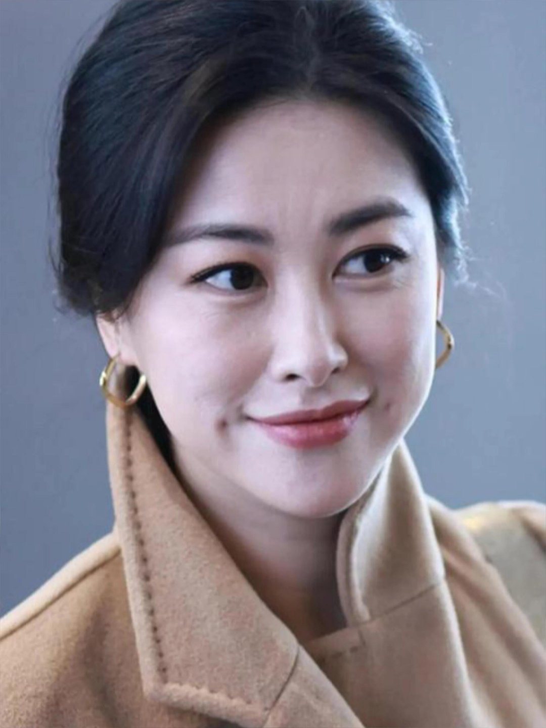 朱珠人间富贵花具像化酒窝通常是甜美可爱的象征，但在朱珠脸上却成了性感的点缀。当