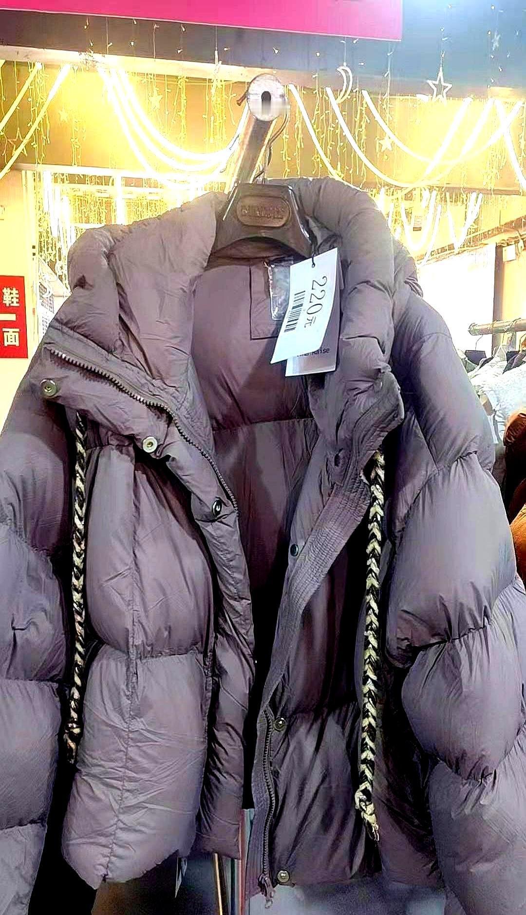 海宁，大仓库，冬天薅羊毛。商场三千的羊绒，这里两百八，别嫌便宜，同款机器里