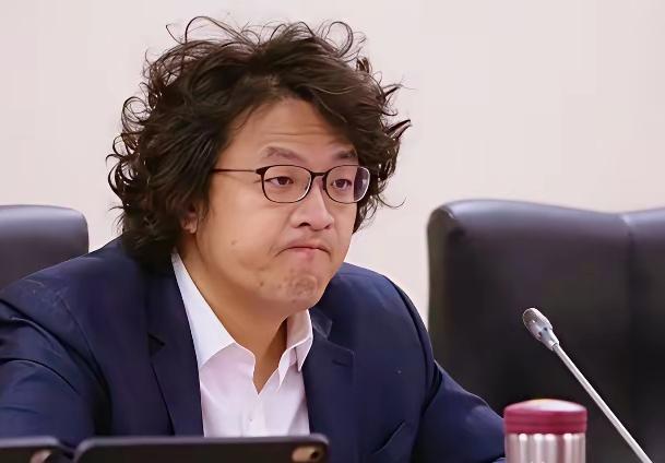 可以肯定，“台独”分子沈伯洋从此不敢走出台岛半步！过去曾在欧洲游荡的得意表演不会