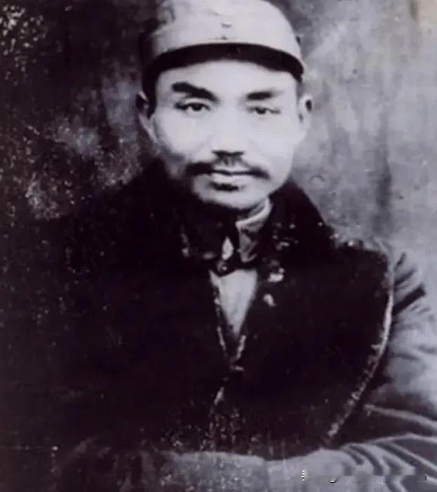 他在建国之后长期休养，没有军衔和工作，1955年评定军衔的时候，工作人员犯了难，