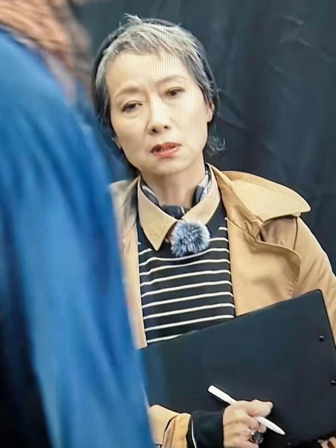 这才是真实的叶童，满头白发双目无神，没有外界说的那种“少年感”，和普通60多岁的