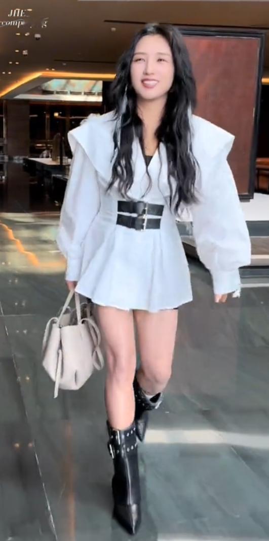 何洁瘦下来，第一反应全是：抽的吧？她大方认了：抽过，效果不行。极端节食、网红方法