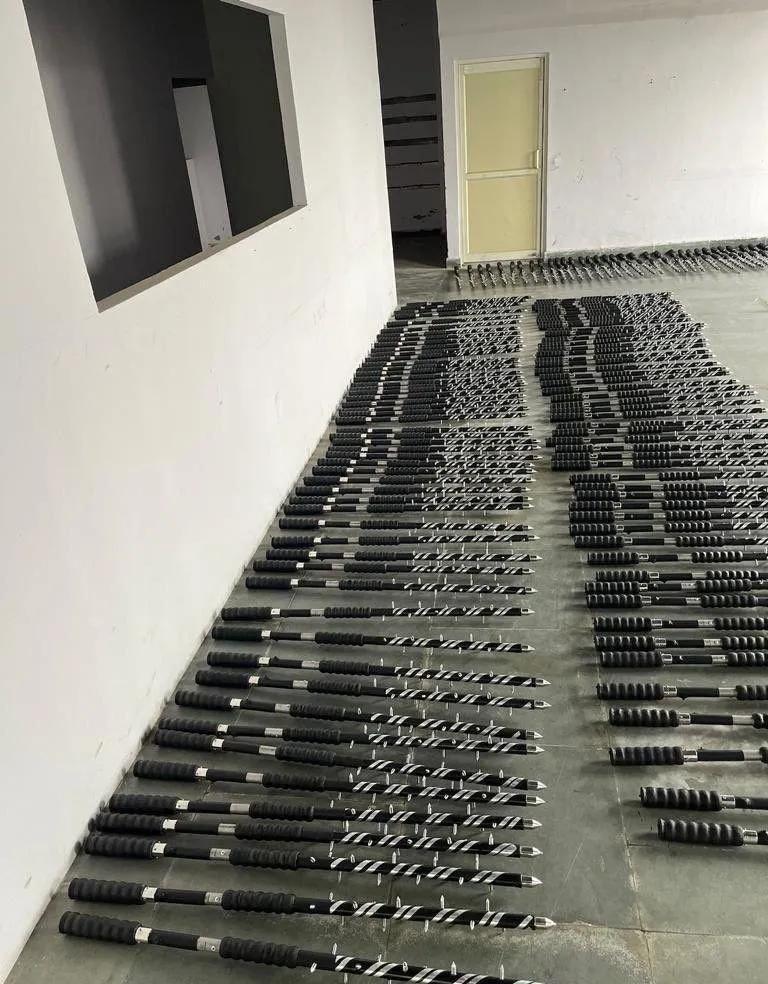 印度给边境士兵配发狼牙棍，还带电击功能……希望国家早日开发格斗机器人，把三哥们