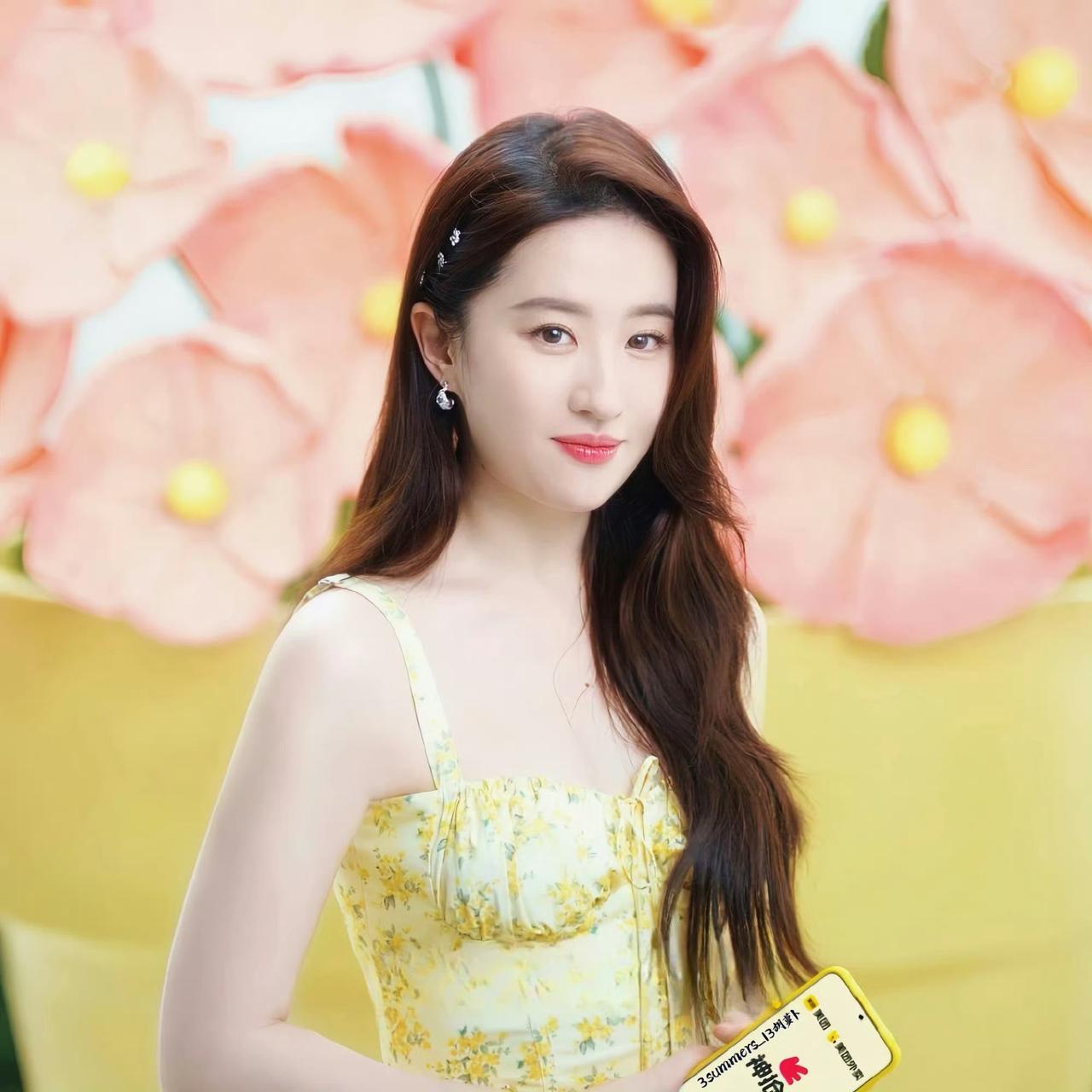 让我一见钟情的美女有很多，刘亦菲、高圆圆、朱茵。刘亦菲清冷又带有仙气，骨相完