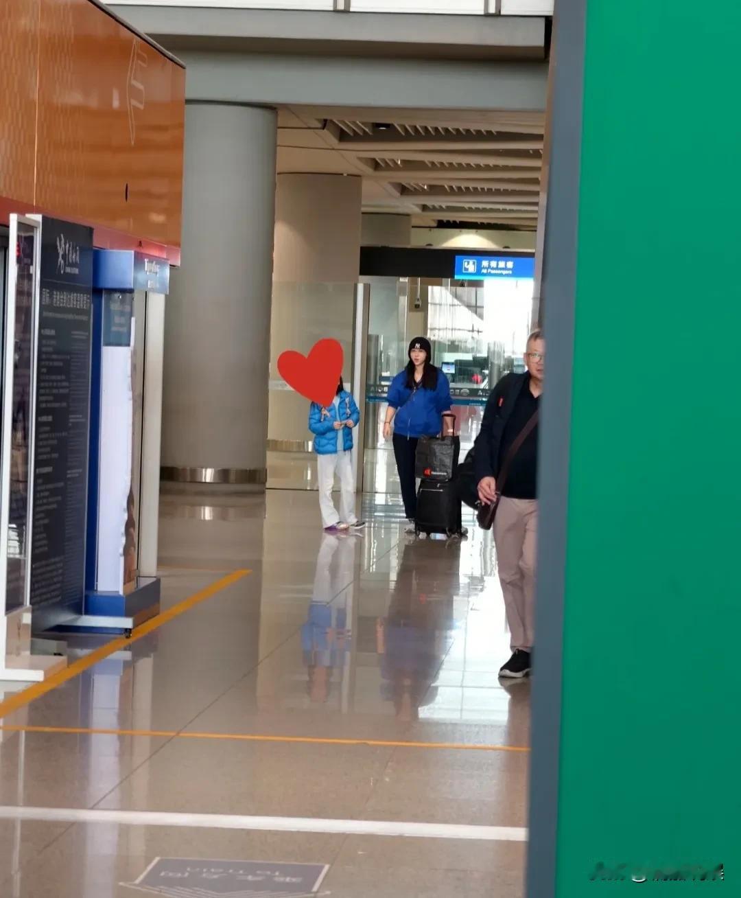 汤唯一家子现身北京首都国际机场，真人素颜也好漂亮啊！穿着蓝色外套戴着针织帽的汤