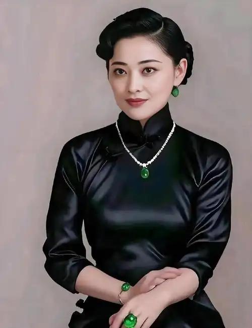 梅婷身着黑色皮衣惊艳亮相，利落剪裁勾勒出她的飒爽身姿，皮质光泽增添几分酷感。内搭