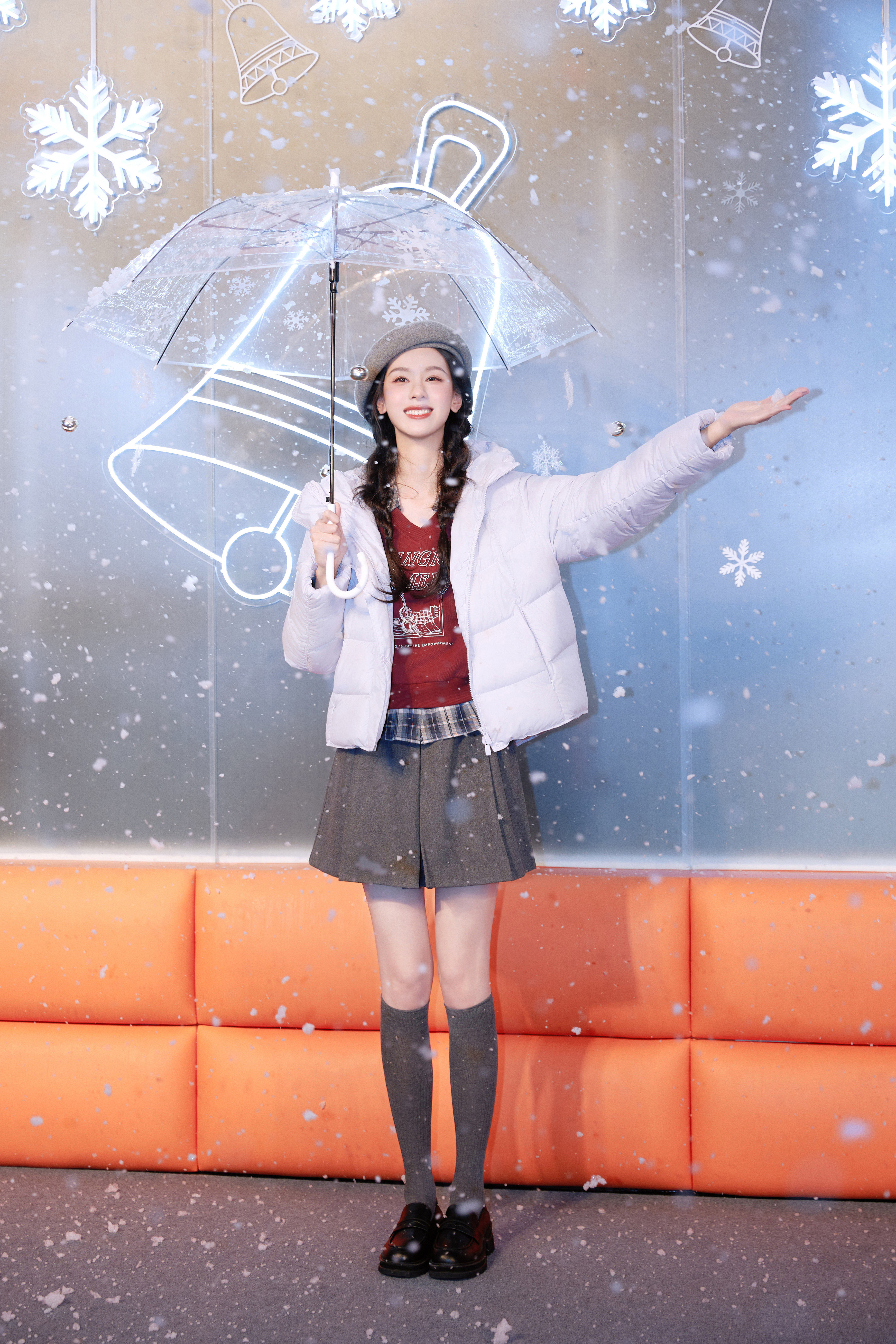 陈都灵寒冷冬日，身着蓬松柔软的羽绒服，活力解锁羽绒冬日穿搭指南！轻盈舒暖，自在