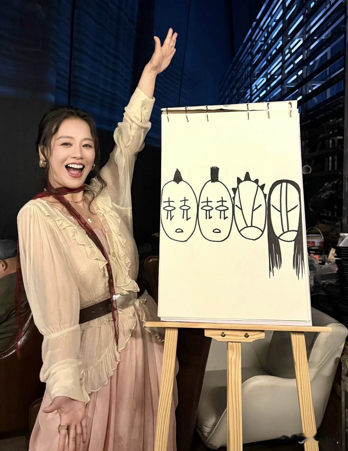 马思纯是内娱如假包换的文艺女青年，有文采，是言之有物之人，关键她的字迹好漂亮，心