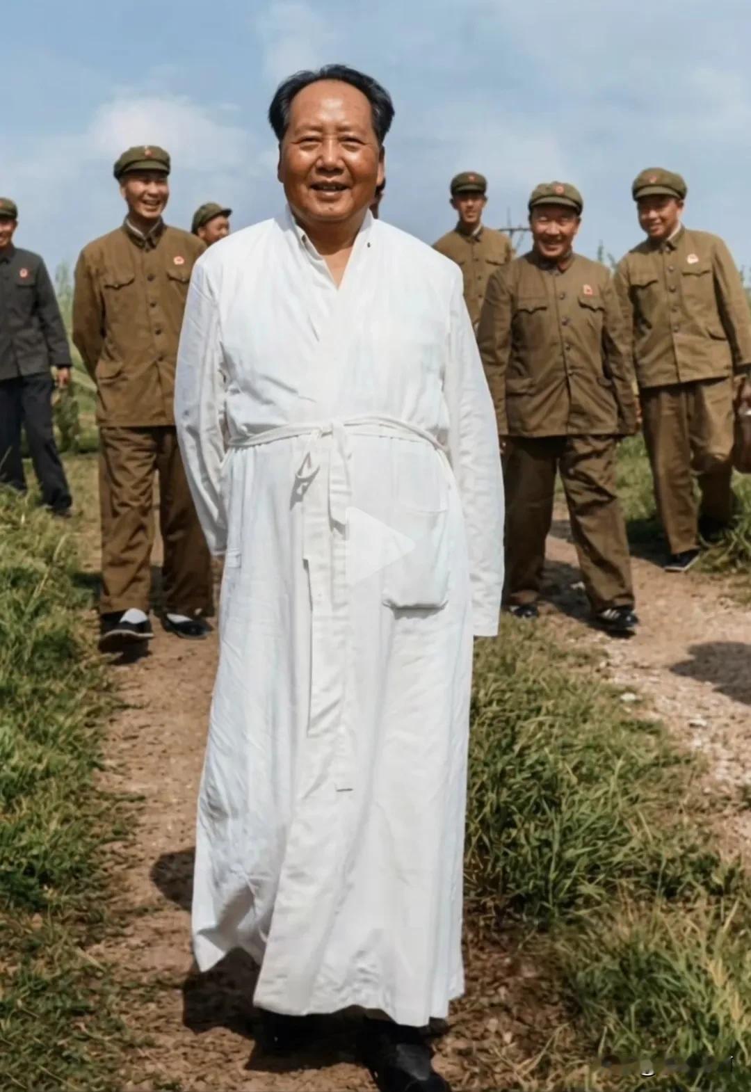 🍁刚刚畅游长江之后的伟人，红光满面、神采奕奕，一袭素白浴袍，缓步行走在武汉郊外