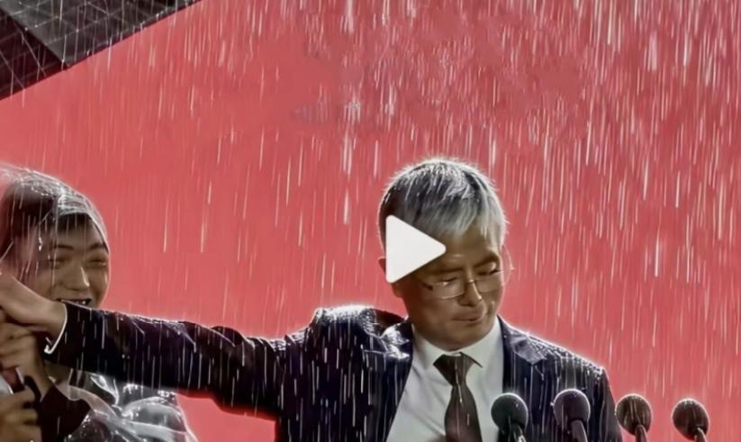 名流校长在大雨下致辞——网络暴力下的无奈一位校长，在学生面前，可以算是一们一位
