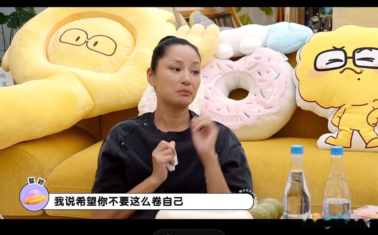 瞿颖，哽咽落泪。8月26日，55岁的瞿颖，冲上热搜，节目中，她谈到好友胡兵，