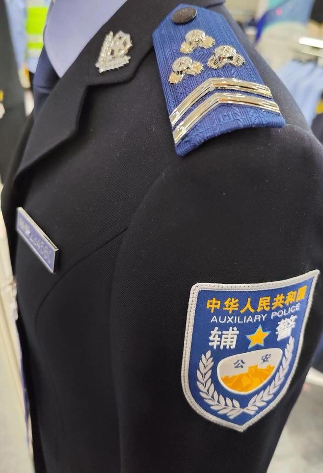 辅警平时都爱穿执勤服，最讨厌的就是穿常服。原来，执勤服有两个特点，耐脏和容易
