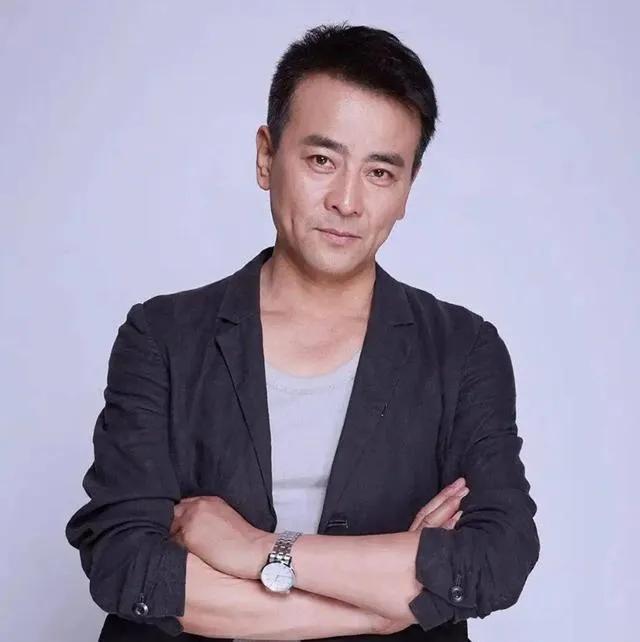 罗钢产房外，爱得让人泪目！48岁罗钢跪在北京妇产医院冰冷走廊，嘴角带血。冲