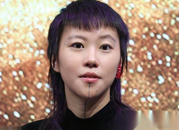 非常喜欢王菲女儿窦靖童，因为她真实不做作。你说我声音像妈妈王菲，但是不如王菲，