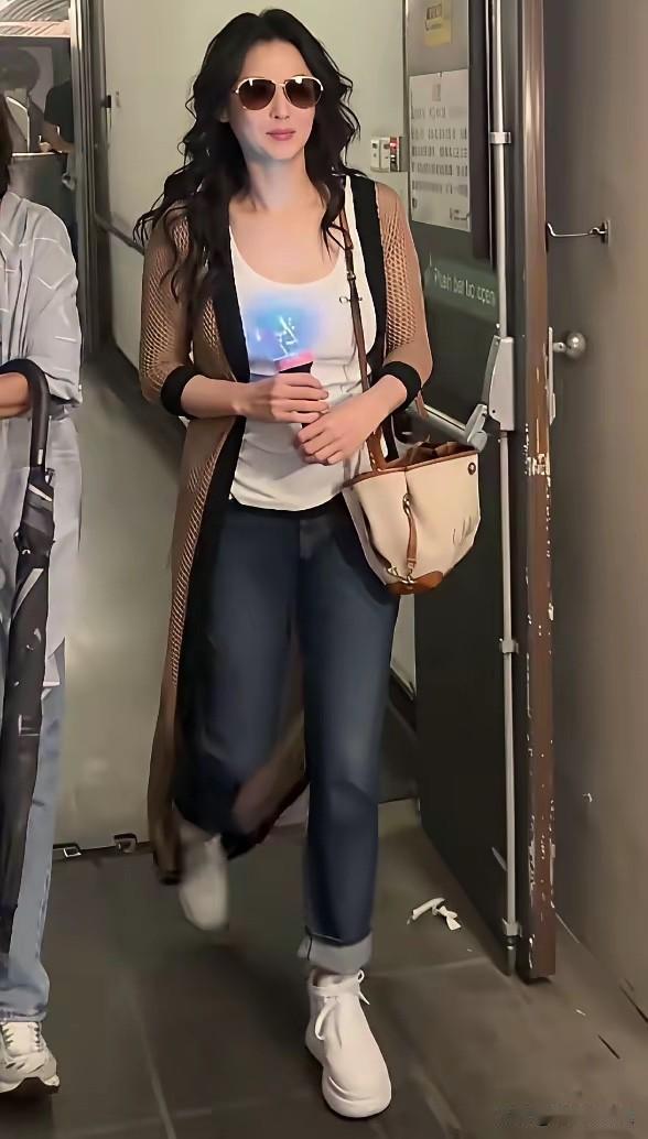 这么漂亮的女神，就算是二婚，想娶她的人肯定也非常多！实话实说！