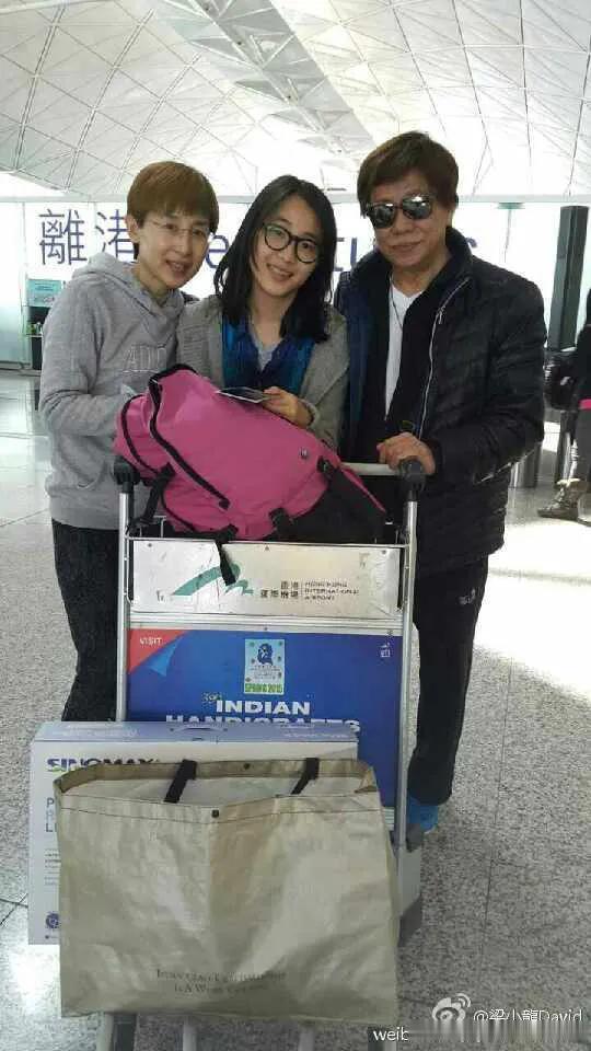 2015年，梁小龙夫妇送女儿出国留学，一家三口在机场依依不舍。与混血歌手黎爱莲
